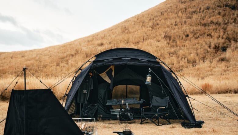 トウキョウクラフトの人気シェルターに限定ブラックが追加！新作の360℃回転チェアも見逃せない。