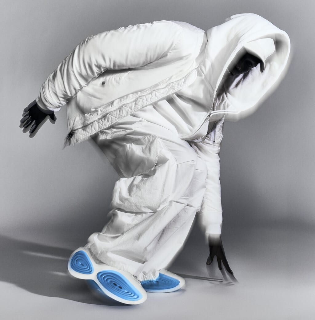 クロックス リップル Moonlight/Neon Oceanを着用するモデル