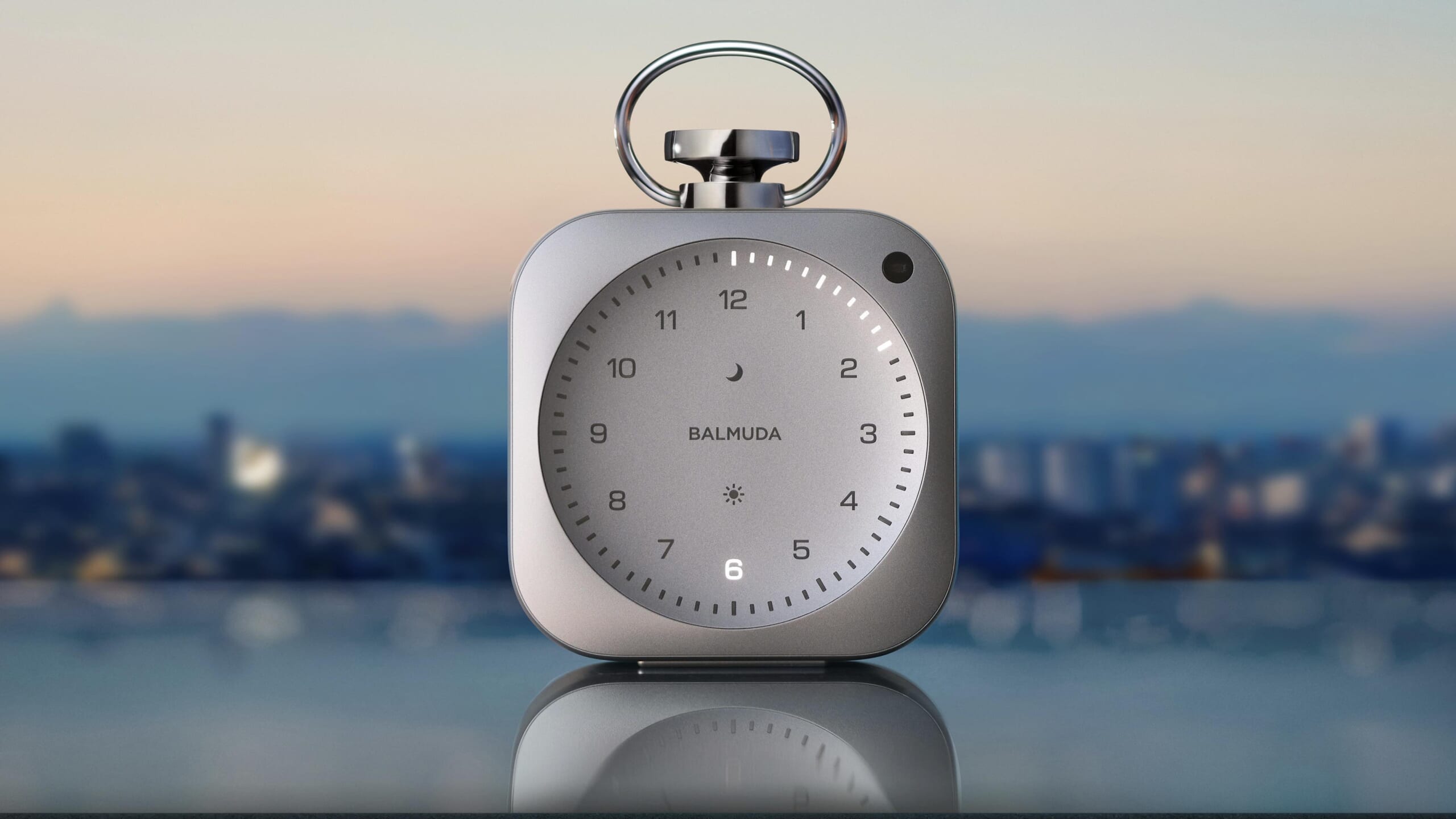 バルミューダの新作「The Clock」は、伝統美と現代テクノロジーが融合
