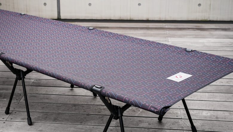 著名なファニチャーを着せ替え！ アシモクラフツを象徴する“A柄”がテントサイトの花形に。