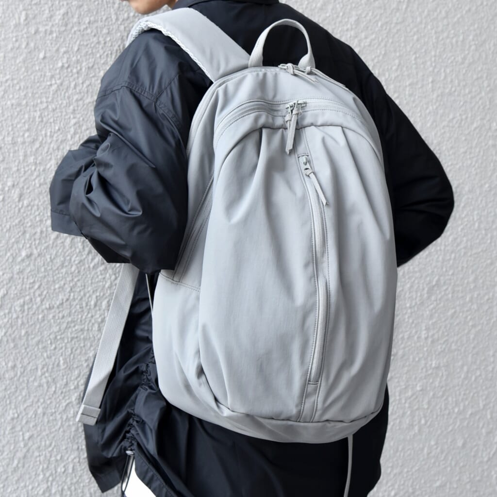 AQUA defense(TM)ユーティリティーバックパック装着写真