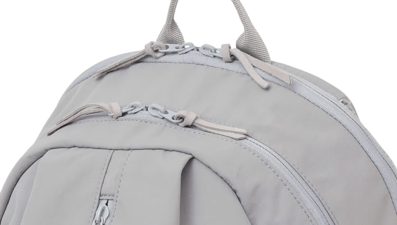 ライフスタイルに調和する、シップスエニィの撥水バッグ。飾らないワントーンですっきり！