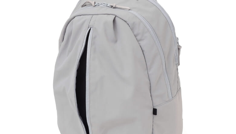 ライフスタイルに調和する、シップスエニィの撥水バッグ。飾らないワントーンですっきり！