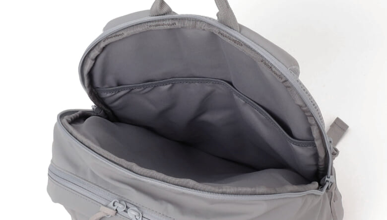 ライフスタイルに調和する、シップスエニィの撥水バッグ。飾らないワントーンですっきり！