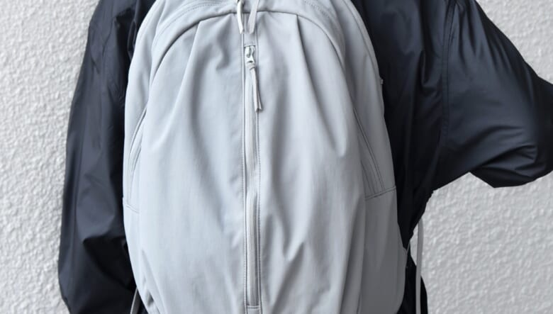 ライフスタイルに調和する、シップスエニィの撥水バッグ。飾らないワントーンですっきり！