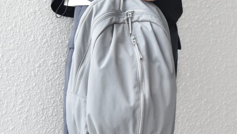 ライフスタイルに調和する、シップスエニィの撥水バッグ。飾らないワントーンですっきり！