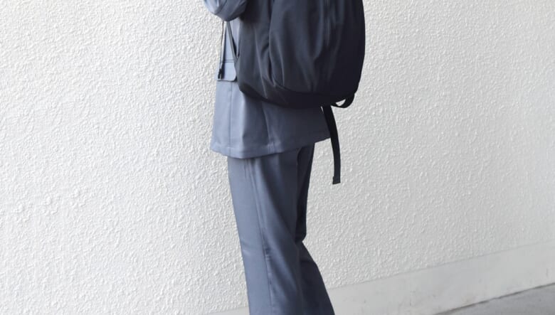 ライフスタイルに調和する、シップスエニィの撥水バッグ。飾らないワントーンですっきり！