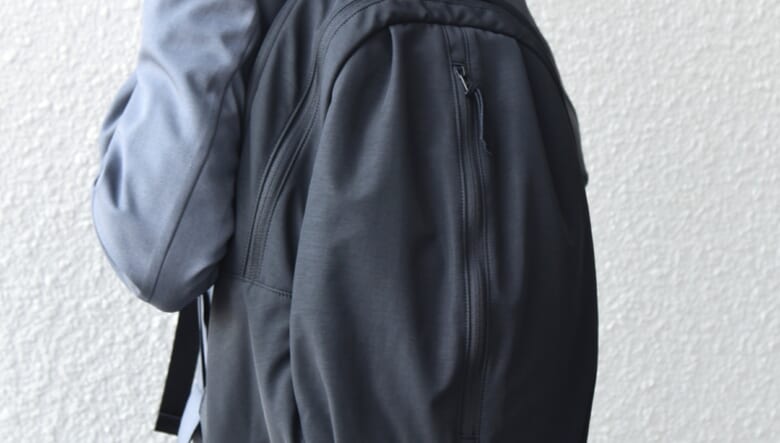 ライフスタイルに調和する、シップスエニィの撥水バッグ。飾らないワントーンですっきり！