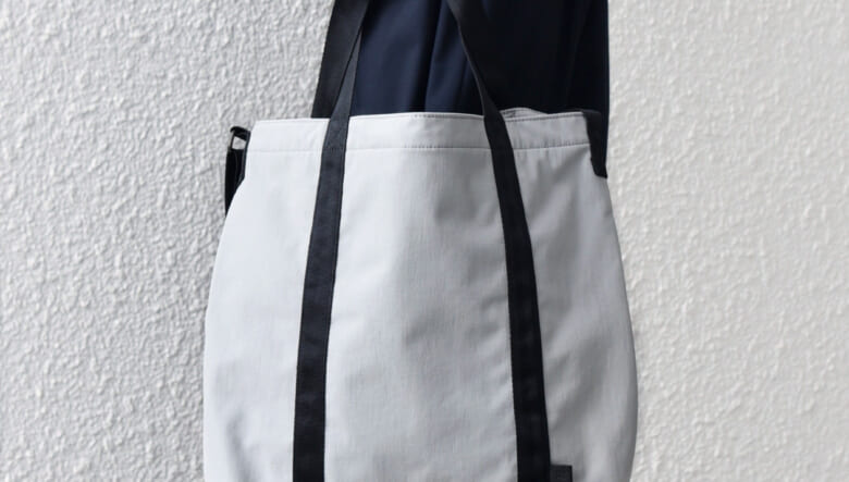ライフスタイルに調和する、シップスエニィの撥水バッグ。飾らないワントーンですっきり！