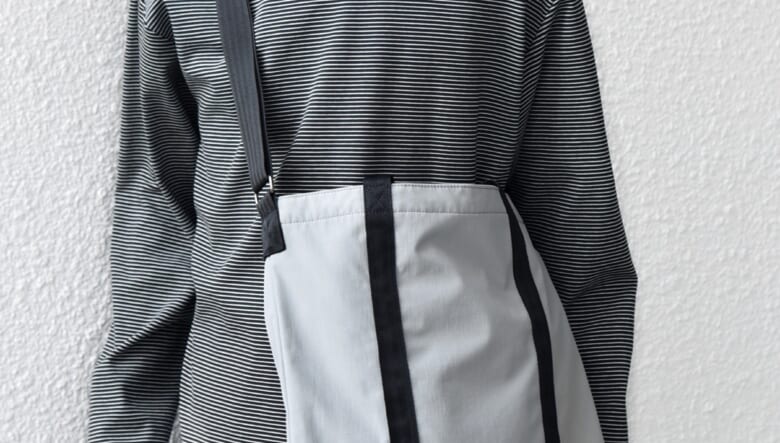 ライフスタイルに調和する、シップスエニィの撥水バッグ。飾らないワントーンですっきり！