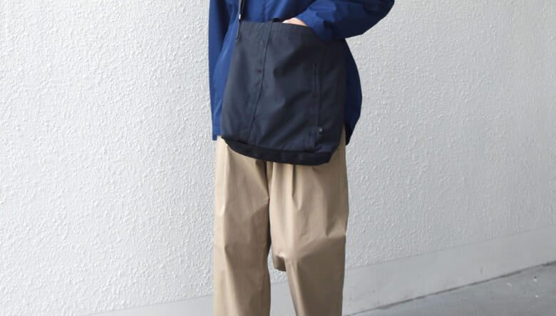 ライフスタイルに調和する、シップスエニィの撥水バッグ。飾らないワントーンですっきり！