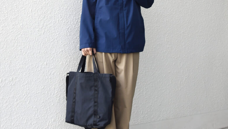 ライフスタイルに調和する、シップスエニィの撥水バッグ。飾らないワントーンですっきり！