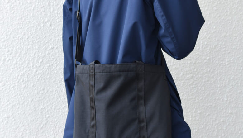 ライフスタイルに調和する、シップスエニィの撥水バッグ。飾らないワントーンですっきり！