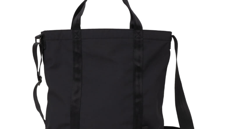 ライフスタイルに調和する、シップスエニィの撥水バッグ。飾らないワントーンですっきり！