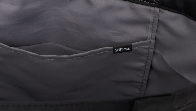 ライフスタイルに調和する、シップスエニィの撥水バッグ。飾らないワントーンですっきり！