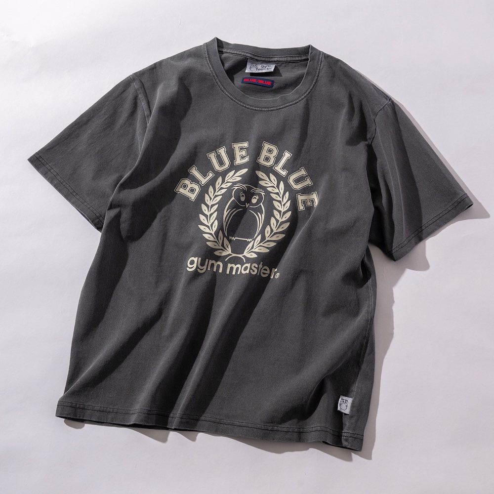 gym master × BLUE BLUE ピグメントカレッジTシャツ