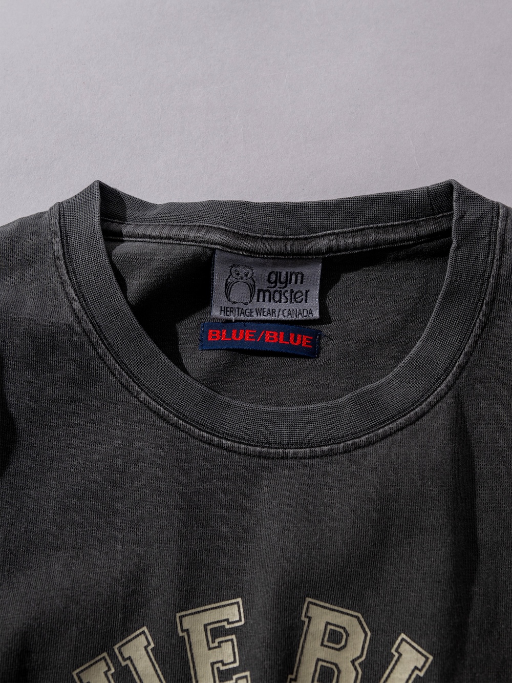 gym master × BLUE BLUE ピグメントカレッジTシャツ