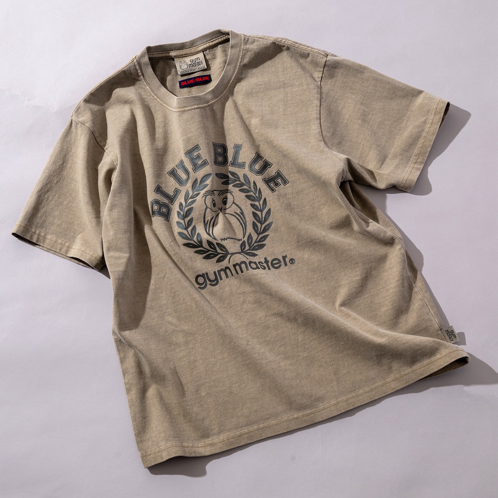 gym master × BLUE BLUE ピグメントカレッジTシャツ