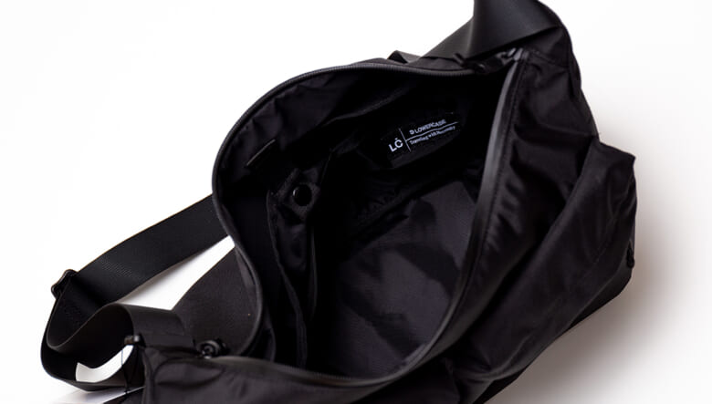 シーンを選ばないLC by LOWERCASEのショルダーバッグ。屈強なバリスティック素材もムード満点。