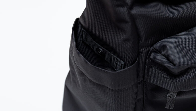 シーンを選ばないLC by LOWERCASEのショルダーバッグ。屈強なバリスティック素材もムード満点。