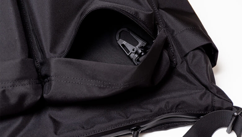 シーンを選ばないLC by LOWERCASEのショルダーバッグ。屈強なバリスティック素材もムード満点。