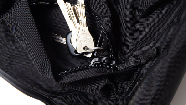 シーンを選ばないLC by LOWERCASEのショルダーバッグ。屈強なバリスティック素材もムード満点。