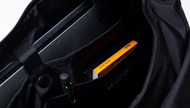 シーンを選ばないLC by LOWERCASEのショルダーバッグ。屈強なバリスティック素材もムード満点。