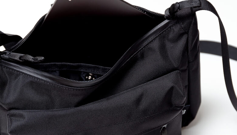 シーンを選ばないLC by LOWERCASEのショルダーバッグ。屈強なバリスティック素材もムード満点。