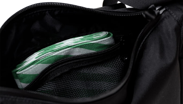 シーンを選ばないLC by LOWERCASEのショルダーバッグ。屈強なバリスティック素材もムード満点。