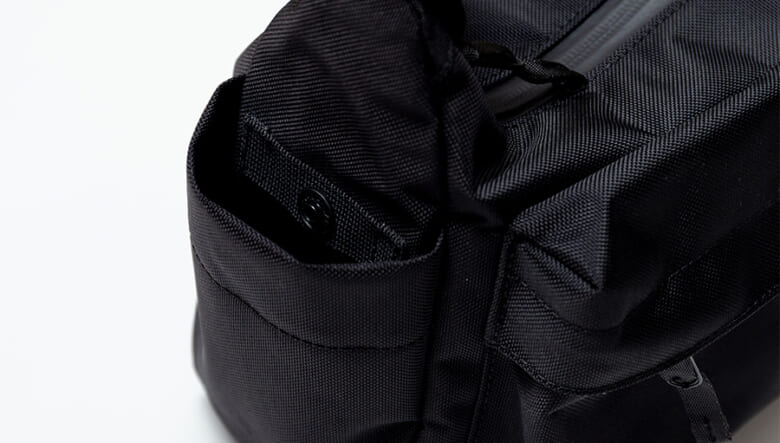 シーンを選ばないLC by LOWERCASEのショルダーバッグ。屈強なバリスティック素材もムード満点。