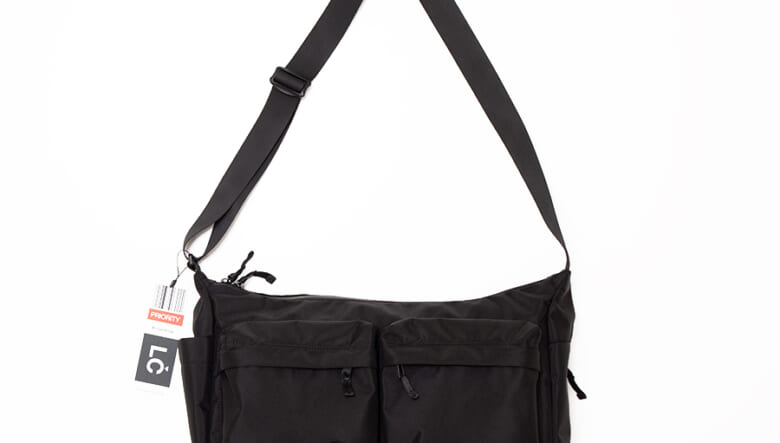 シーンを選ばないLC by LOWERCASEのショルダーバッグ。屈強なバリスティック素材もムード満点。