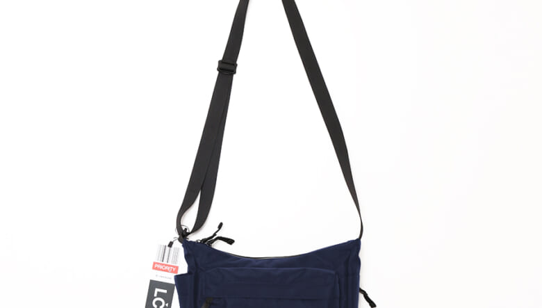 シーンを選ばないLC by LOWERCASEのショルダーバッグ。屈強なバリスティック素材もムード満点。