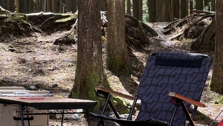 著名なファニチャーを着せ替え！ アシモクラフツを象徴する“A柄”がテントサイトの花形に。