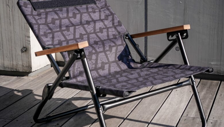 著名なファニチャーを着せ替え！ アシモクラフツを象徴する“A柄”がテントサイトの花形に。