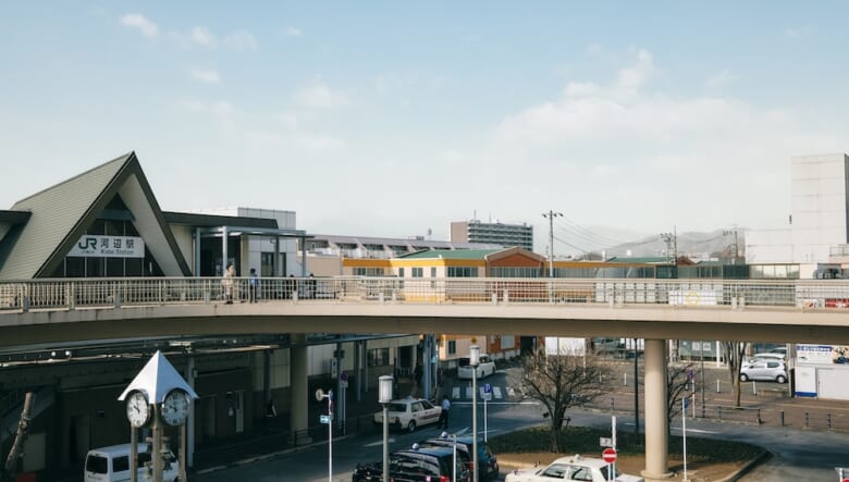 都心勤務、郊外暮らし。東京・青梅のカフェ一体型住居で送る日々と、暮らし心地。