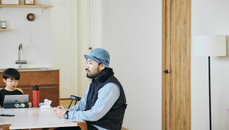 都心勤務、郊外暮らし。東京・青梅のカフェ一体型住居で送る日々と、暮らし心地。