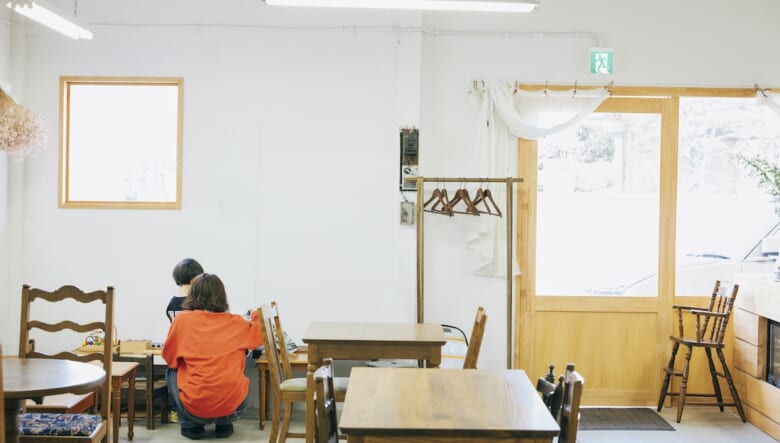 都心勤務、郊外暮らし。東京・青梅のカフェ一体型住居で送る日々と、暮らし心地。