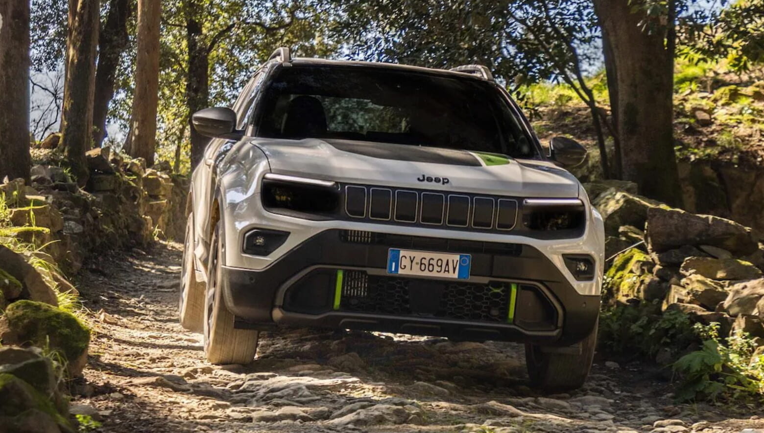 ジープのコンパクトSUV“アベンジャー”に、四駆のハイブリッドモデル「4xeハイブリッド」が追加！
