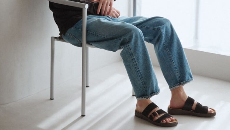 上質なスエードを使ったブランドストーン初のサンダルが春夏の新定番に躍り出る！