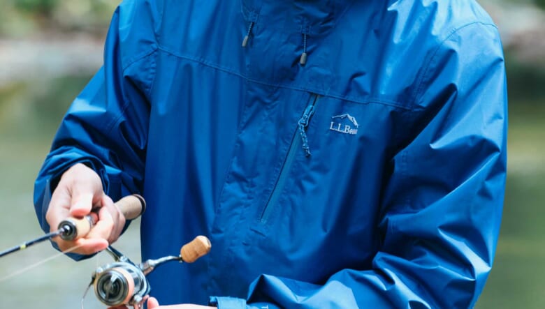 「エル・エル・ビーン」のカジュアルな春アウターで、ハイキング＆フィッシング。