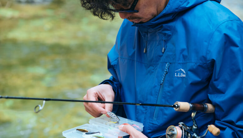 「エル・エル・ビーン」のカジュアルな春アウターで、ハイキング＆フィッシング。