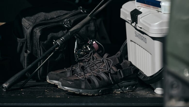 「ミズノ」の注目シューズ。話題の2WAYモデルが、スエードを纏ってアップデート！