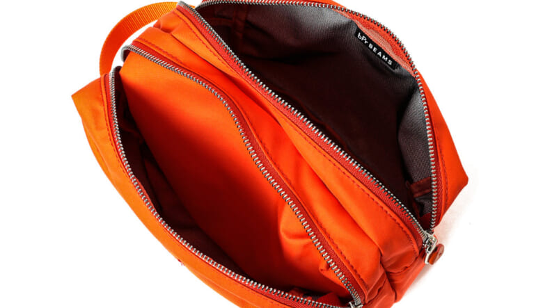 ビームスがスタンダードサプライに別注！オレンジに染まったバッグ&ポーチの数々。