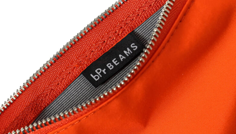 ビームスがスタンダードサプライに別注！オレンジに染まったバッグ&ポーチの数々。