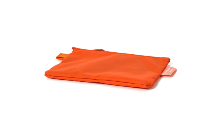 ビームスがスタンダードサプライに別注！オレンジに染まったバッグ&ポーチの数々。