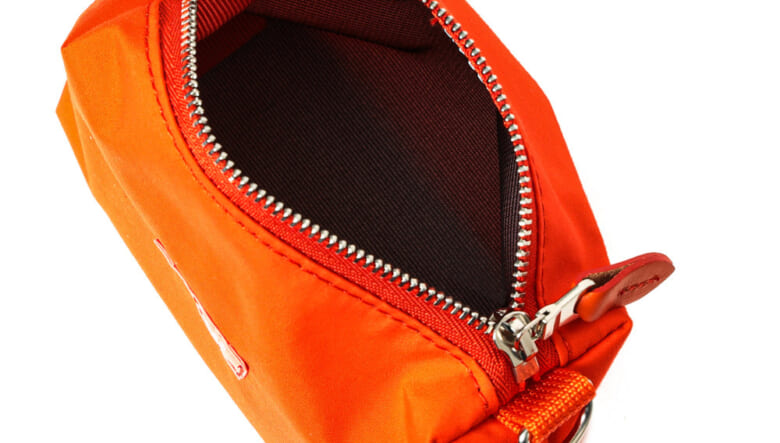 ビームスがスタンダードサプライに別注！オレンジに染まったバッグ&ポーチの数々。