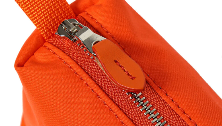 ビームスがスタンダードサプライに別注！オレンジに染まったバッグ&ポーチの数々。