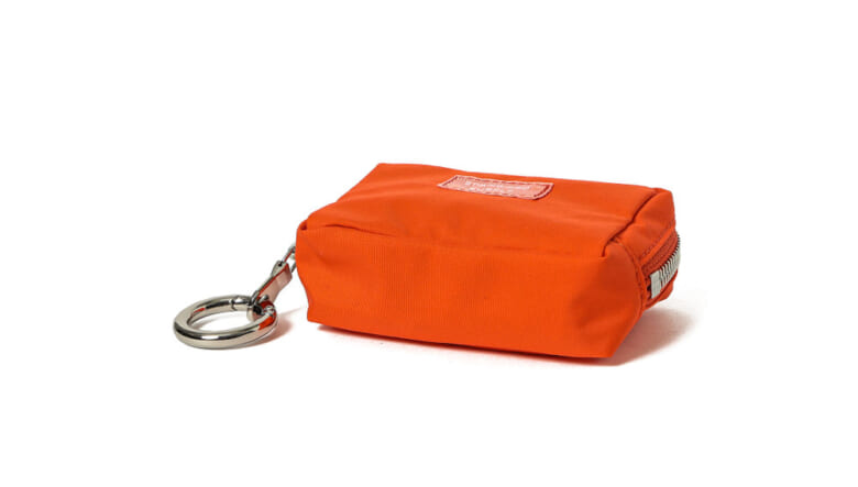 ビームスがスタンダードサプライに別注！オレンジに染まったバッグ&ポーチの数々。