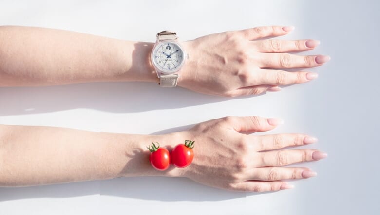 キャプテンスタッグとシチズンQ&Qのダブル50周年モデルが登場。ソーラー仕様で電池交換が不要なリストウォッチはコスパ抜群！