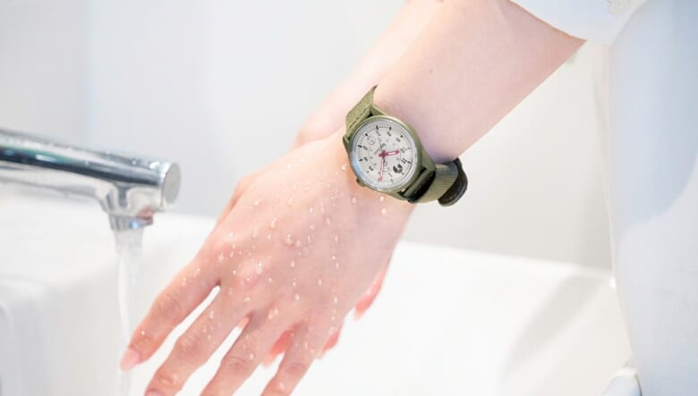 キャプテンスタッグとシチズンQ&Qのダブル50周年モデルが登場。ソーラー仕様で電池交換が不要なリストウォッチはコスパ抜群！